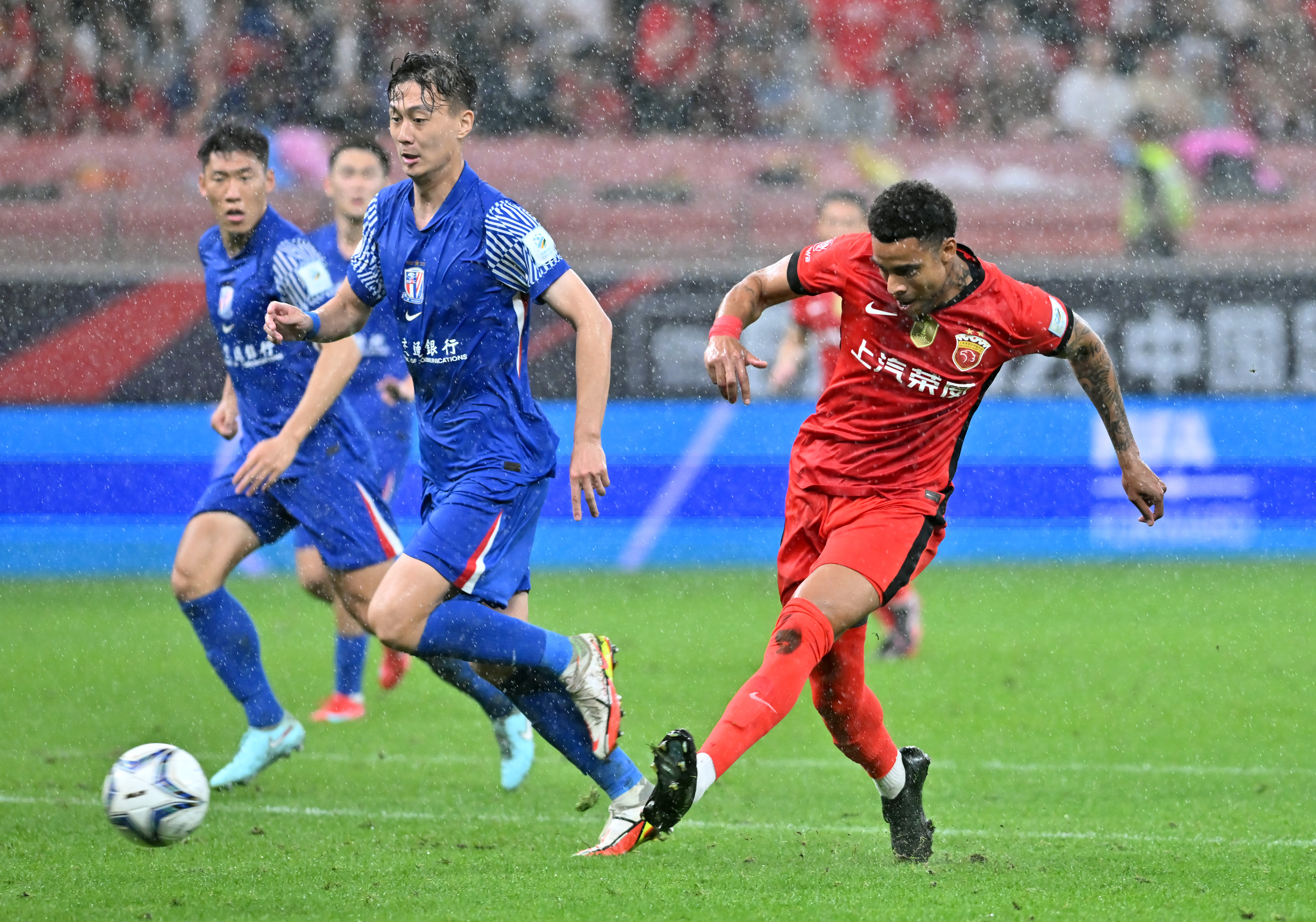 包含荷甲赛程吃紧；洛杉矶快船转会期再遭质疑；更衣室稳定；纪律约束更严格的词条-英雄联盟2025总决赛