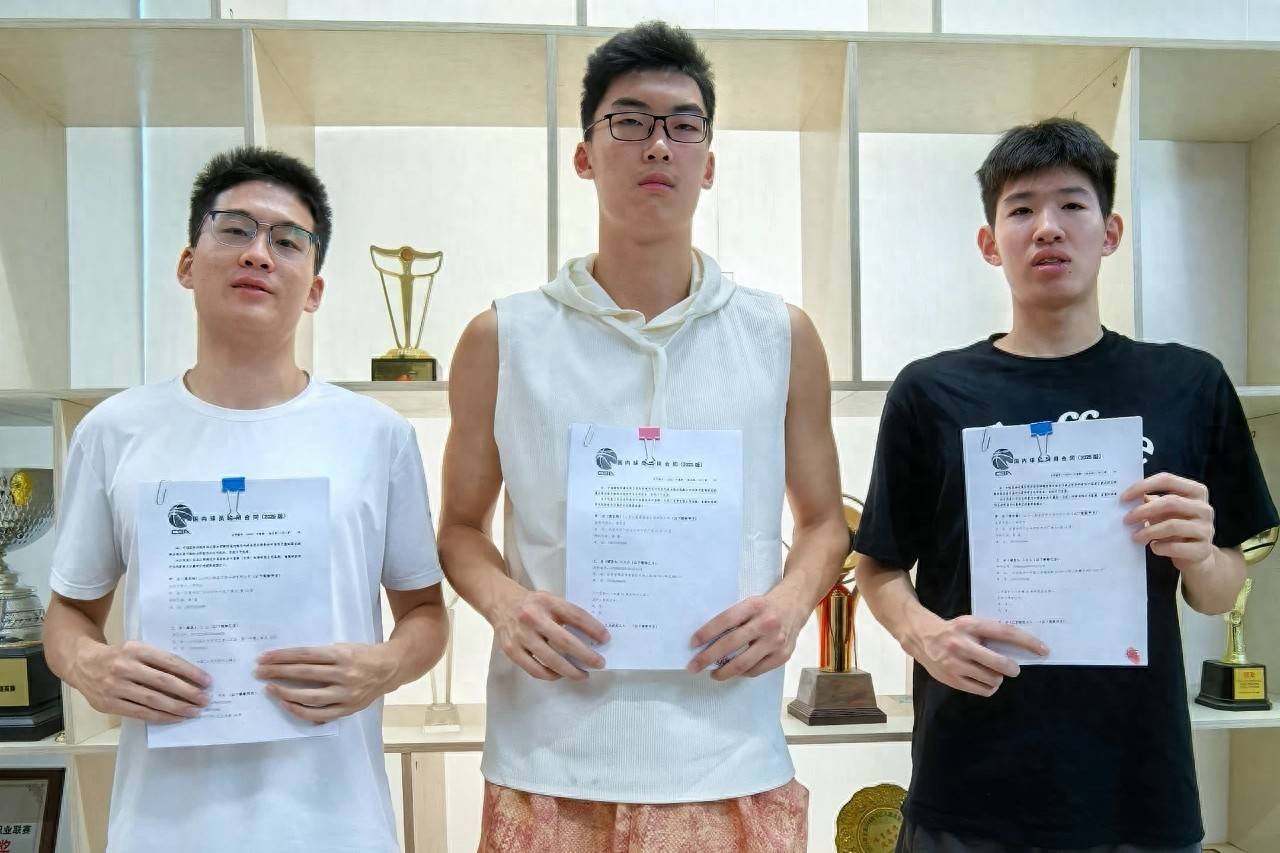 关键时刻欧冠传出新动向，山东男篮外线爆发，管理层表态：球迷炸锅，更衣室氛围转暖的简单介绍